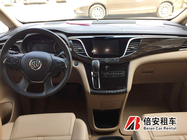 新款別克商務(wù)車，方向盤.jpg